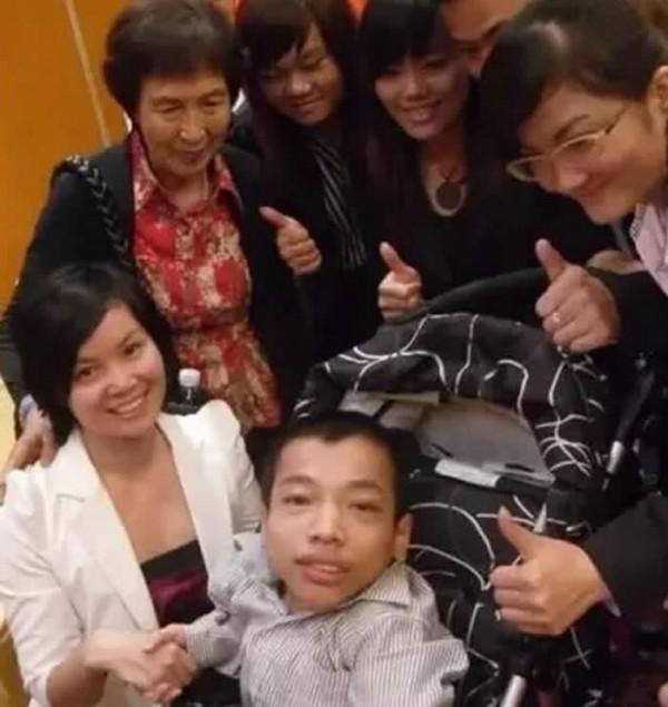 “輪椅總裁”李創利：身高不到1米，賺3億後娶1米7的女秘書為妻