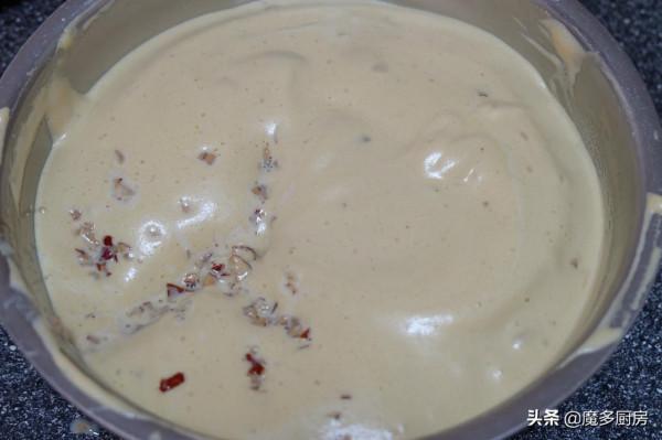 想吃棗糕不用買，甜而不膩做法簡單，5個雞蛋1碗麵粉做一盤，好吃