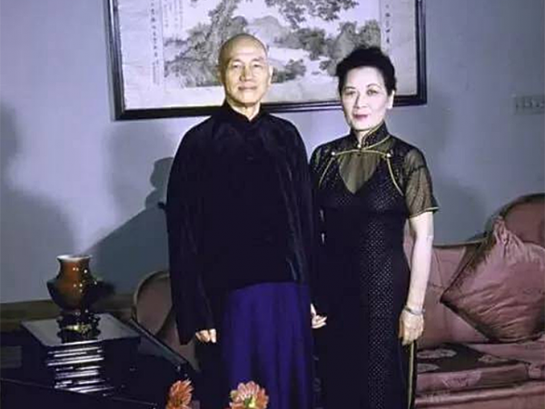 03年宋美齡在夢中去世，隔天清晨遺體被裹在羊毛毯中送出公寓