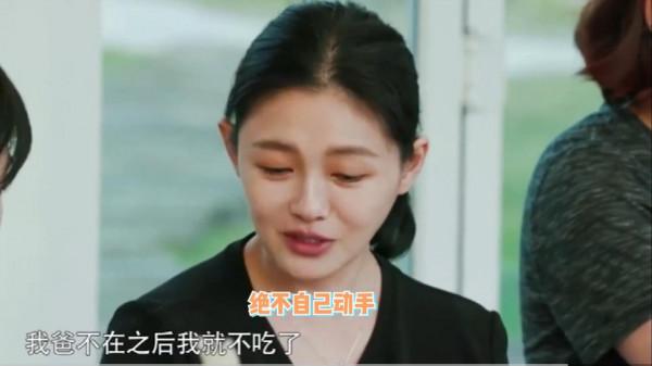 關於女明星的剝蝦論，繼大S不剝不吃蝦之後，景甜再一次引爭議