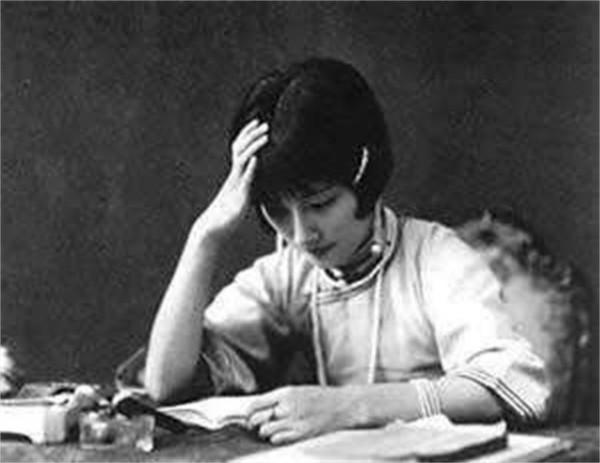 嫁給蔣介石老師，破壞徐志摩的婚姻，大才女袁昌英，一生只追求美