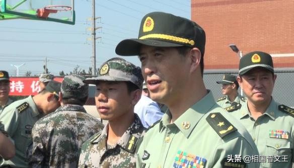 教你如何識別我軍3等10級的軍官軍銜，記住這3個要素就行了