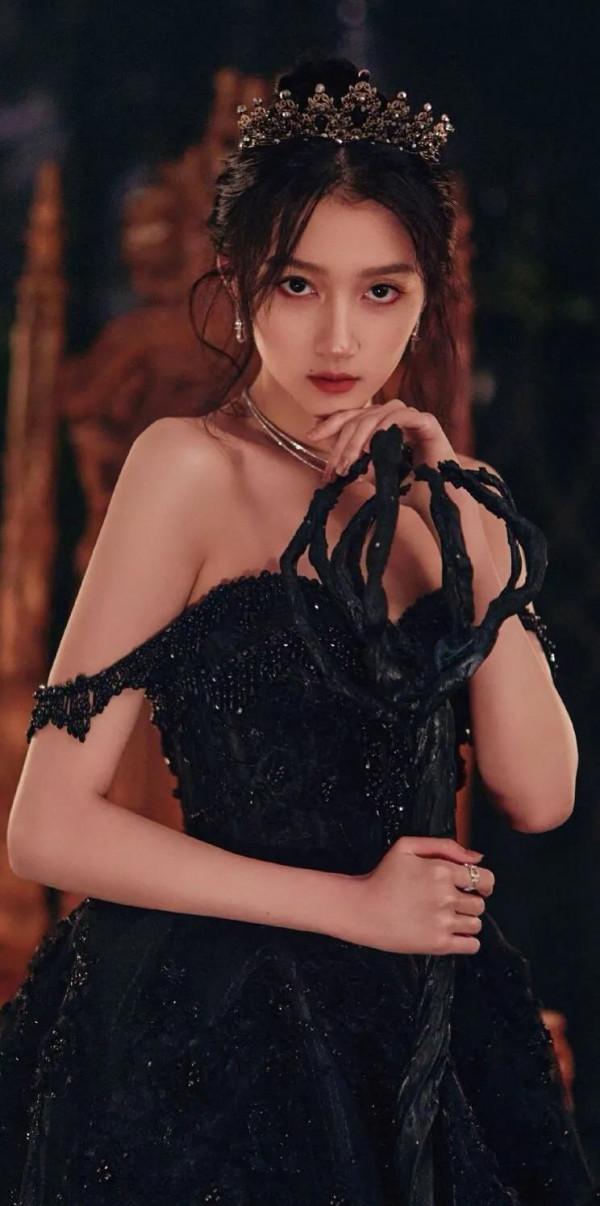 關曉彤,1997年9月17日出生於北京市,身高172釐米 關曉彤,1997年9月17日出生於北京市,身高172釐米