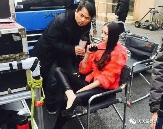 明星片場休息花絮多，你忍到第幾張不笑？喝水時慎入笑噴不負責