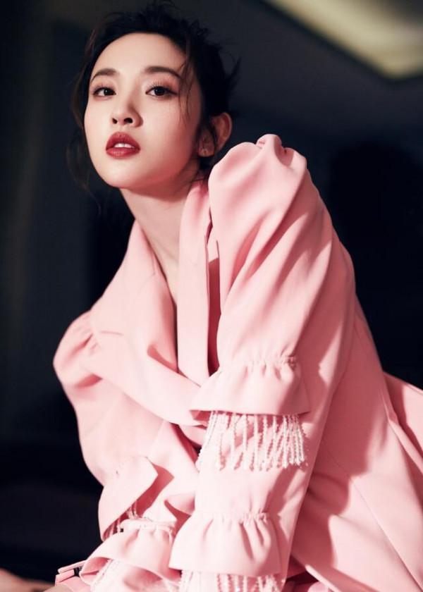 當媽後的唐藝昕依舊甜美，穿粉色西裝配短裙，&OpenCurlyDoubleQuote;筷子腿&rdquo;搶鏡