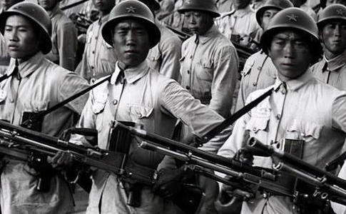 黃克誠率一個師增援東北，杜聿明不屑一顧，參謀：這個師有三萬人