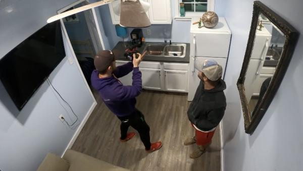 外國博主造了座房子之後灌滿水，就為體驗金魚在魚缸裡的生活