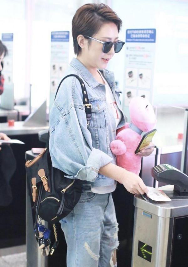 馬麗穿牛仔外套配破洞牛仔褲，盡顯隨性美，簡直就是時髦精本精了