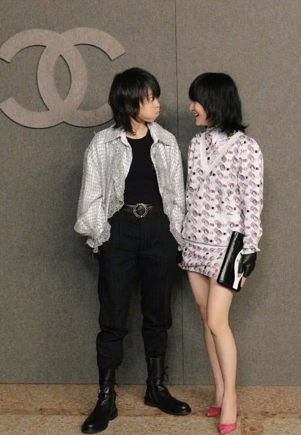 竇靖童終於找對風格了,西裝配條紋復古又高階,冷清氣質太像媽 竇靖童終於找對風格了,西裝配條紋復古又高階,冷清氣質太像媽