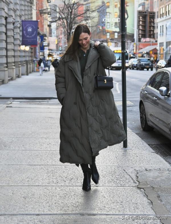 卡莉·克勞斯一身灰色大衣與丈夫現身街頭推嬰兒車畫面溫馨