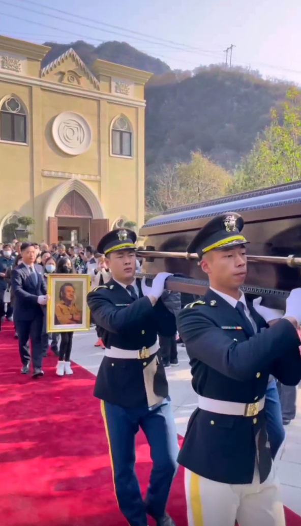 楊在葆安葬儀式現場曝光，六人抬棺風光大葬，遺孀陳麗明難忍悲痛