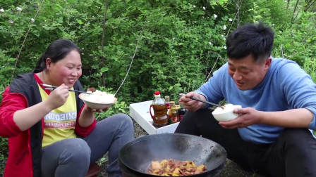 安徽農民夫妻，邊種田邊做飯，被罵作秀，卻年入100萬，憑啥？