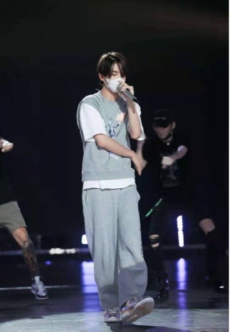 穿長裙、塗指甲油的boy黃明昊，男生還能這麼搭