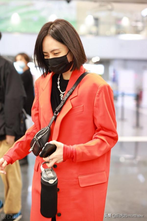 街拍：劉惜君一襲紅色大衣現身機場，清新亮麗笑容滿面