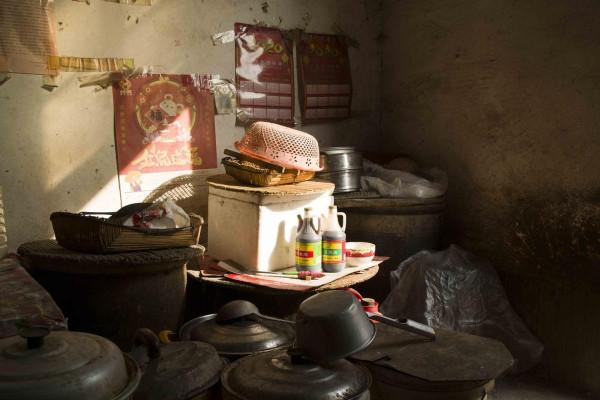 老人曾生下2個智殘女兒，花甲之年又喪夫，今獨留空屋為侄子守家