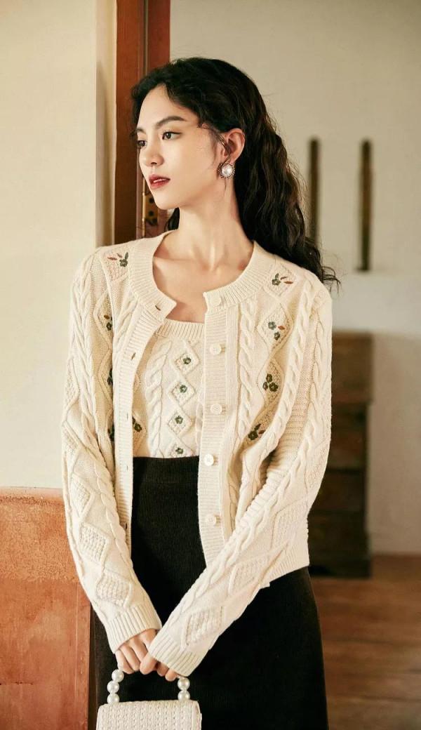 又到了穿針織衫的季節,溫暖溫柔還有舒適感,成為愛它的理由 又到了穿針織衫的季節,溫暖溫柔還有舒適感,成為愛它的理由