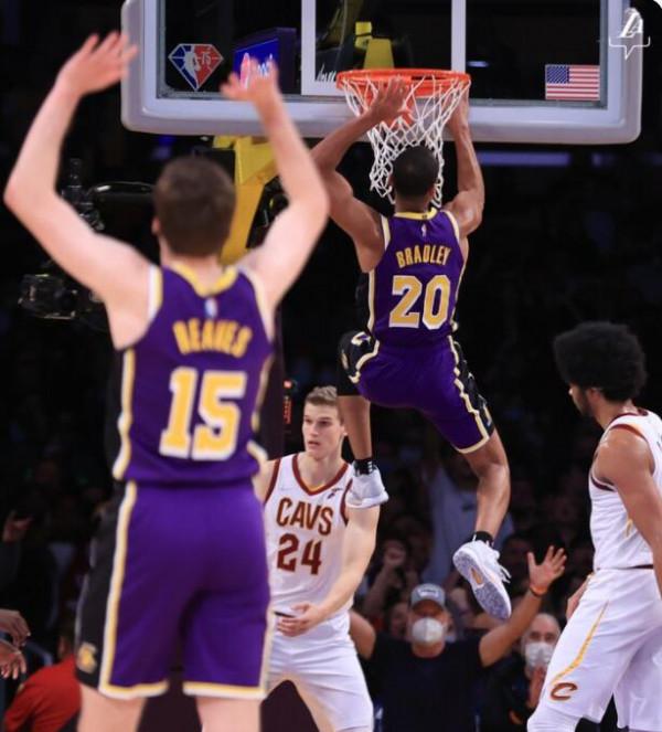 詹姆斯復出砍26分甜瓜6記三分,湖人擊敗騎士 詹姆斯復出砍26分甜瓜6記三分,湖人擊敗騎士