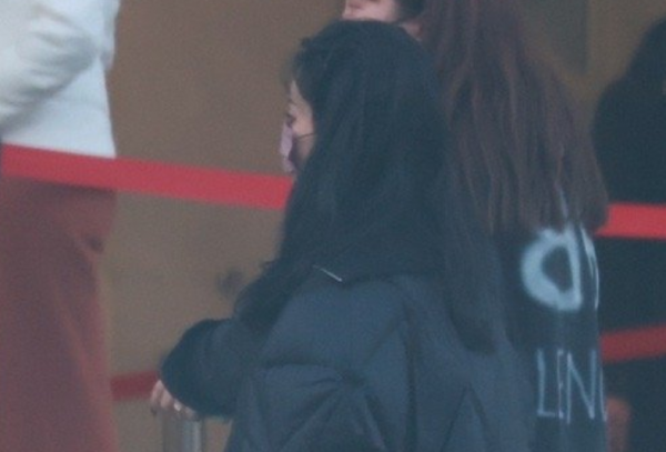 春晚第五次聯排來了！眾星低調進出，李宇春穿裙子鄧超自帶咖啡