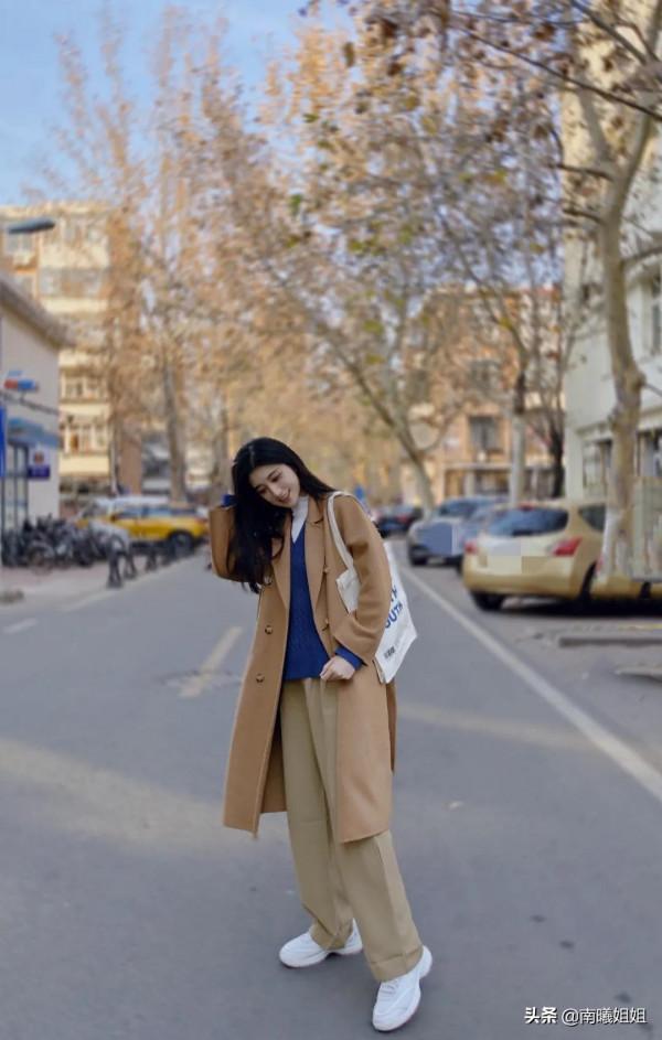 答應我：面板黃的女性，秋冬多穿這4個“高階色”，減齡還有氣質