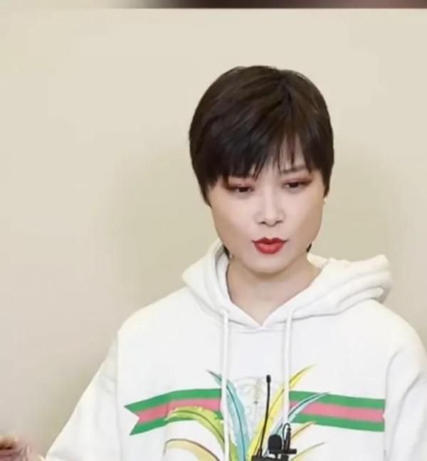 這樣的李宇春，你們喜歡嗎？從前瘦小的她，如今越來越有女人味了