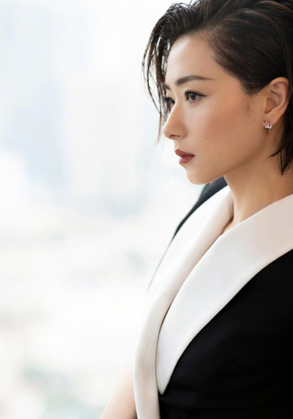 萬茜舞臺新造型太A了,穿馬甲裙配溼發又帥又撩,使人看了不淡定 萬茜舞臺新造型太A了,穿馬甲裙配溼發又帥又撩,使人看了不淡定