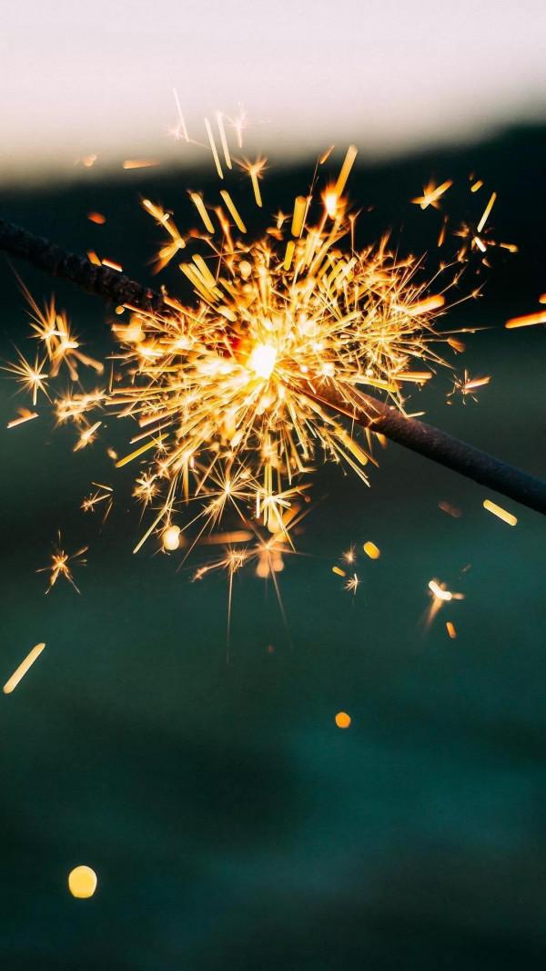 2022年第一個夜晚，我想和您一起看煙花，就如當年我還小，您未老