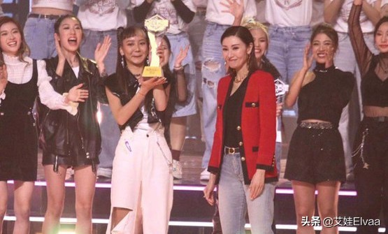 造型大變樣！李嘉欣剪鄰家卷穿小香風年輕10歲，鼻尖美人極具特色