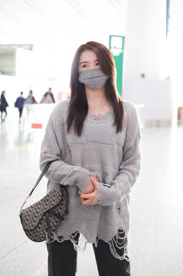 金子涵穿灰色破洞毛衣搭配灰色拼接直筒褲,揮手打招呼甜美可愛 金子涵穿灰色破洞毛衣搭配灰色拼接直筒褲,揮手打招呼甜美可愛