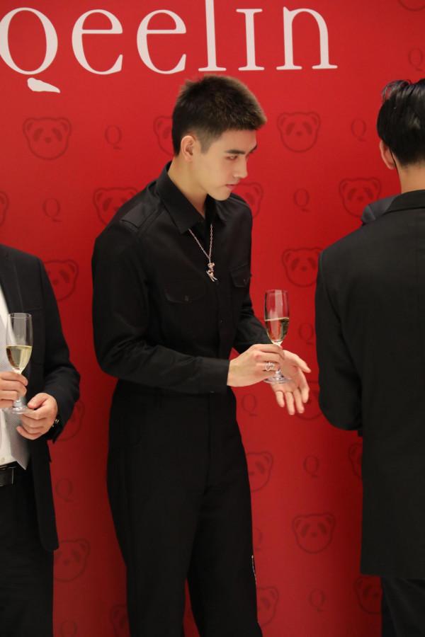 陳飛宇短寸頭搭配黑色襯衫出席某珠寶品牌活動，生圖太能打了