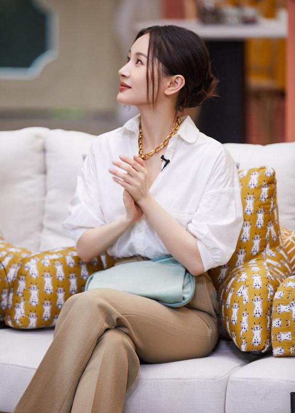 王子文《半熟戀人》花絮釋出 白襯衣搭底盤發乾練有氣質