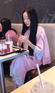 精緻的女孩都是這樣喝水吃東西的