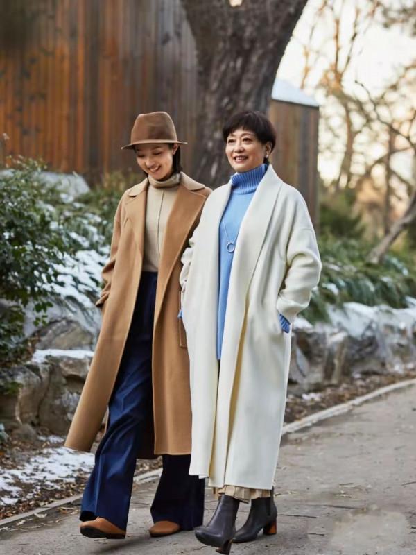 誰說出街戴帽子才是時尚？瞧這對母女，不戴帽子同樣漂亮又優雅