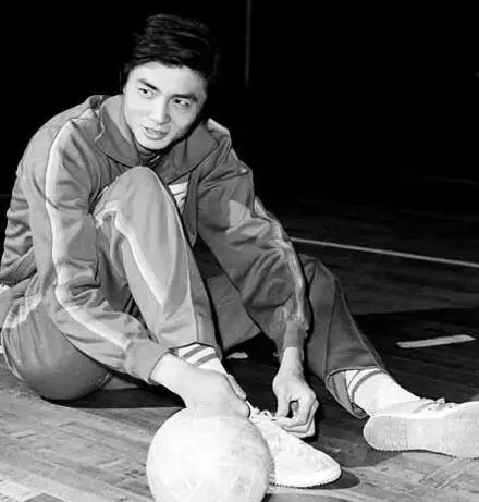 憑《廬山戀》走紅，巔峰時“棄夫”出國，張瑜近況如何？