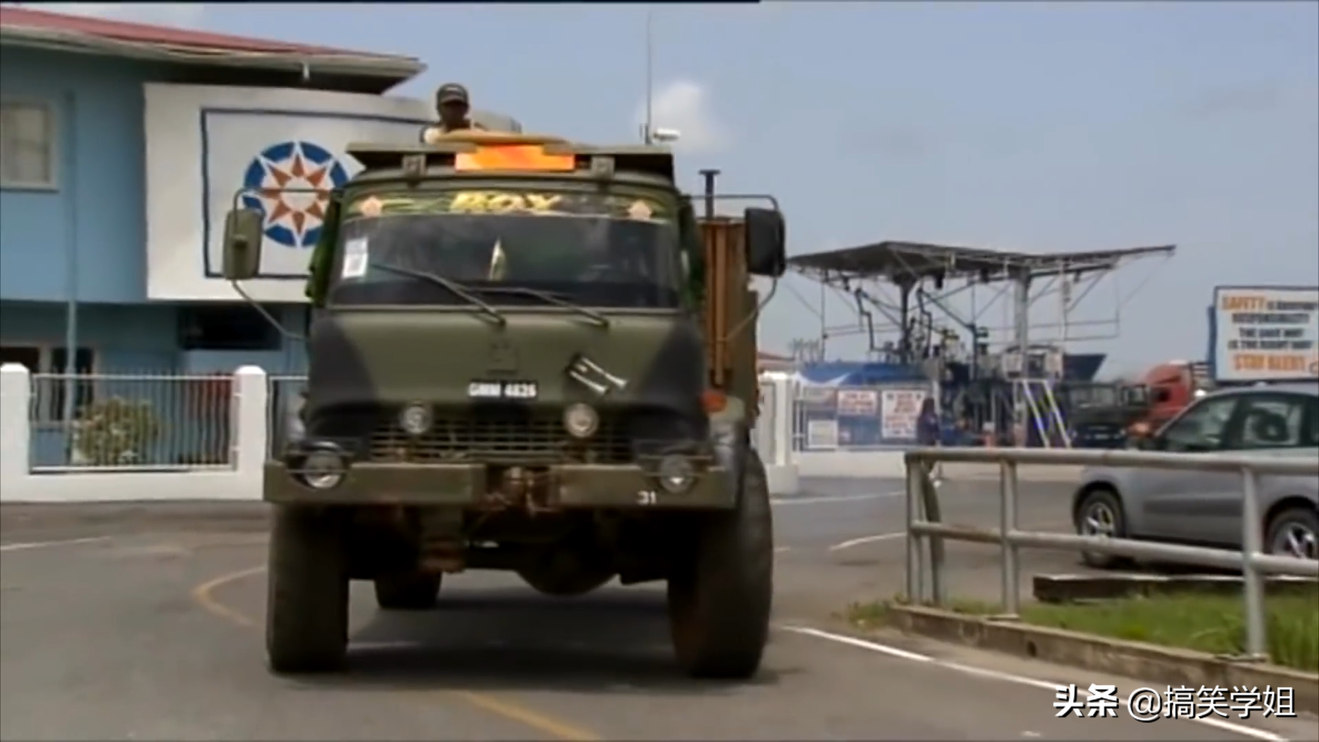 全地形四驅軍用卡車送貨，助手全程都在救援，120公里跑了2天2夜