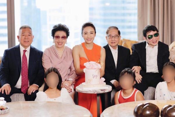 黎姿50歲生日宴排場大，一家8口大合影，她一襲長裙減齡又時尚