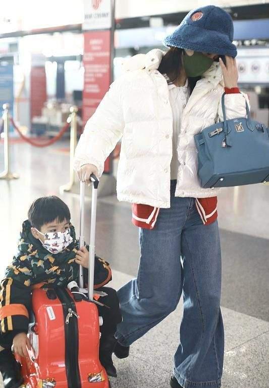 黃聖依現身排場大！挎10萬包包高調炫富，穿羽絨服盡顯豪門闊太範