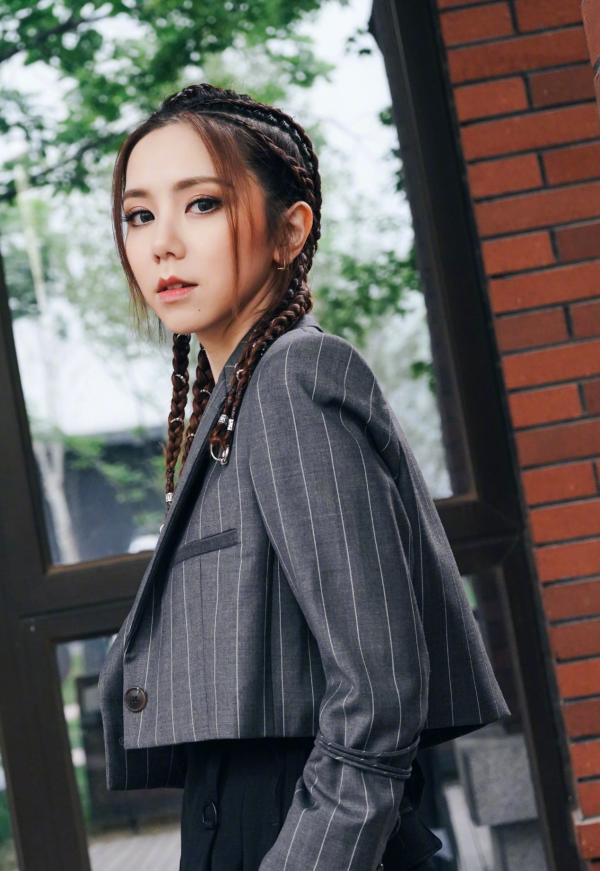 大骨架女孩竟然贏了紙片人？瘦成柴撐不起造型，上鏡瞬間就被淹沒