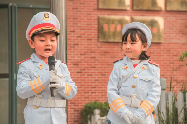 「美心·成長」小小的儀式 大大的情懷——綠苑幼兒園升旗儀式