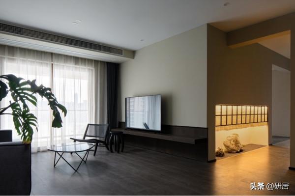 她家不豪華，氛圍很清淨，進屋就被治癒了，這正是我一直想找的家