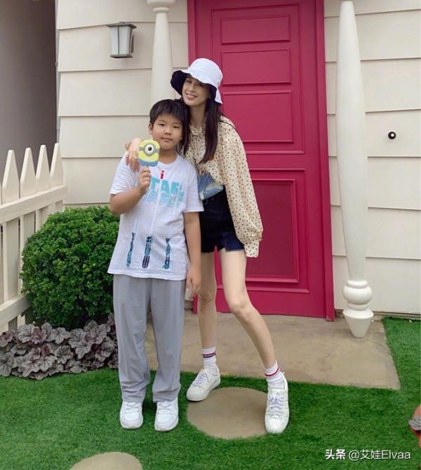 黃聖依罕見帶大公子游玩，穿雪紡衫腰比兒子還細，9歲安迪胖成球