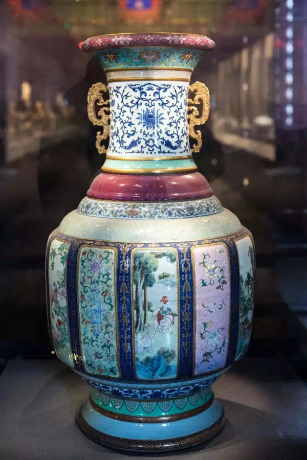 「北京天聚閣拍賣」大成之美——國之瓷母：清乾隆各種釉彩大瓶