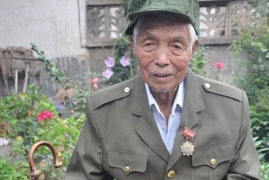 長得帥也有錯？士兵因長相英俊，被兩位越南女兵擄入深山生活13年