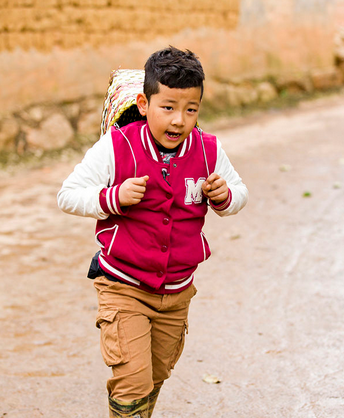 《爸爸去哪兒》萌娃們現狀，石頭魁梧，貝兒全能，費曼胖到認不出