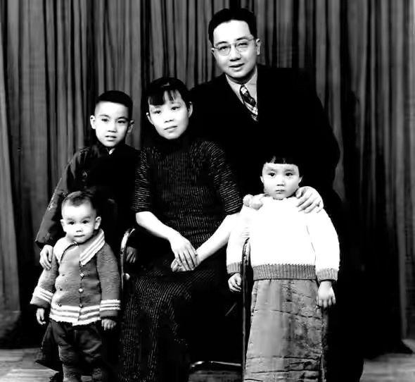 遵義會議後，博古被撤銷最高領導權，他弟弟卻越當越大，成正部級