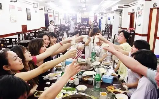 參加同學聚會，這4句話就別說了，顯得沒情商，還惹人厭