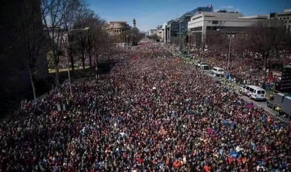 特朗普領銜十大“不怕新冠”名場面：拯救美國還是害死美國