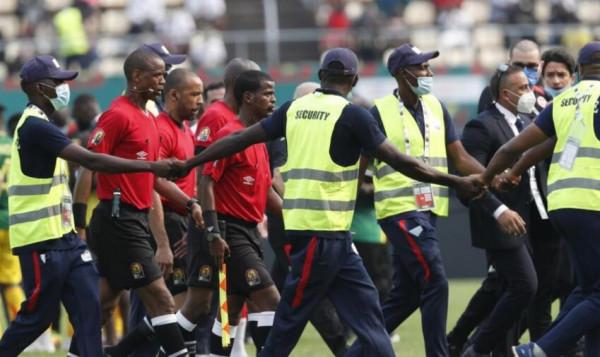 裁判長為非洲杯“昏哨”辯解：中暑讓他神志不清，賽後去了醫院