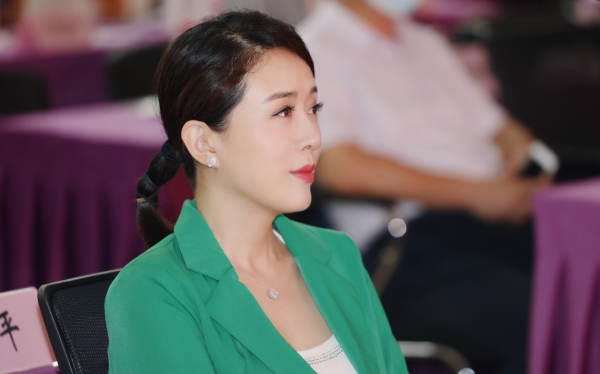 43歲顏丹晨挺大孕肚游泳！動作緩慢腰肢纖細，老公身份至今成謎