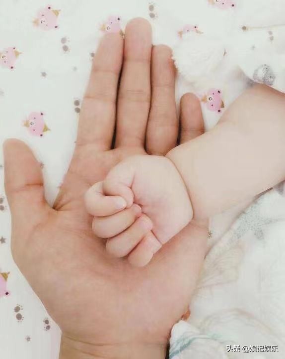 謝娜兩個女兒生病,俏俏很黏媽媽,跳跳教媽媽“小方法”超機靈 謝娜兩個女兒生病,俏俏很黏媽媽,跳跳教媽媽“小方法”超機靈