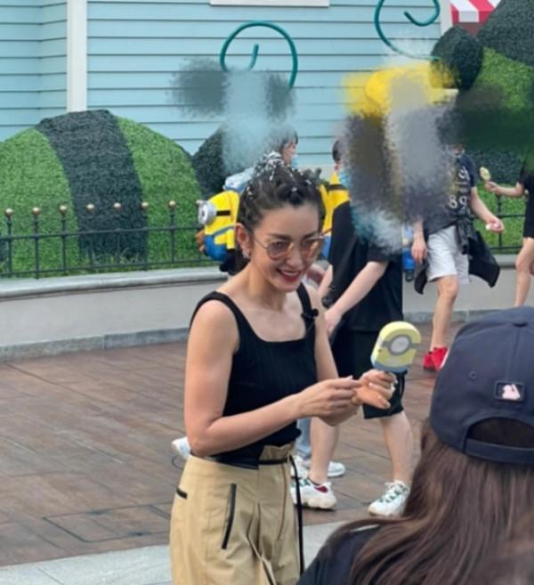 李冰冰參加活動由多個安保“護駕”,被贊臉小眼睛大完美得像雕塑 李冰冰參加活動由多個安保“護駕”,被贊臉小眼睛大完美得像雕塑